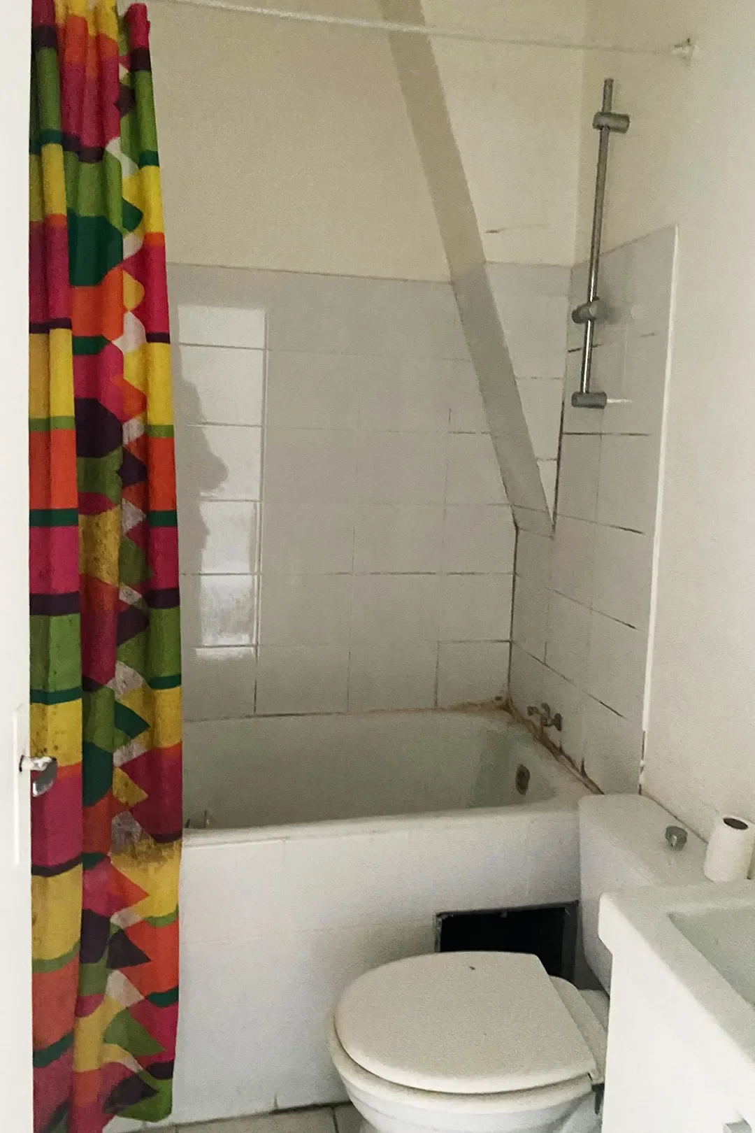 Before & After: This Tiny Parisian Bathroom Got a Pool-Tile Glow-Up Worthy of the City of Light
