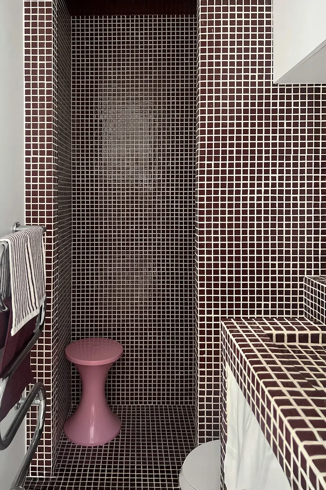 Before & After: This Tiny Parisian Bathroom Got a Pool-Tile Glow-Up Worthy of the City of Light