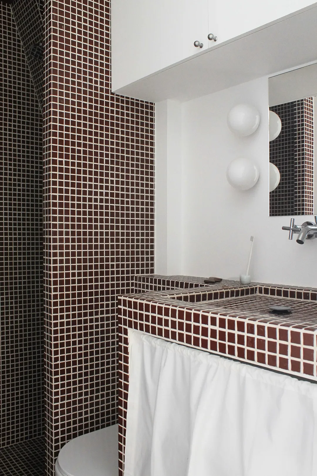 Before & After: This Tiny Parisian Bathroom Got a Pool-Tile Glow-Up Worthy of the City of Light