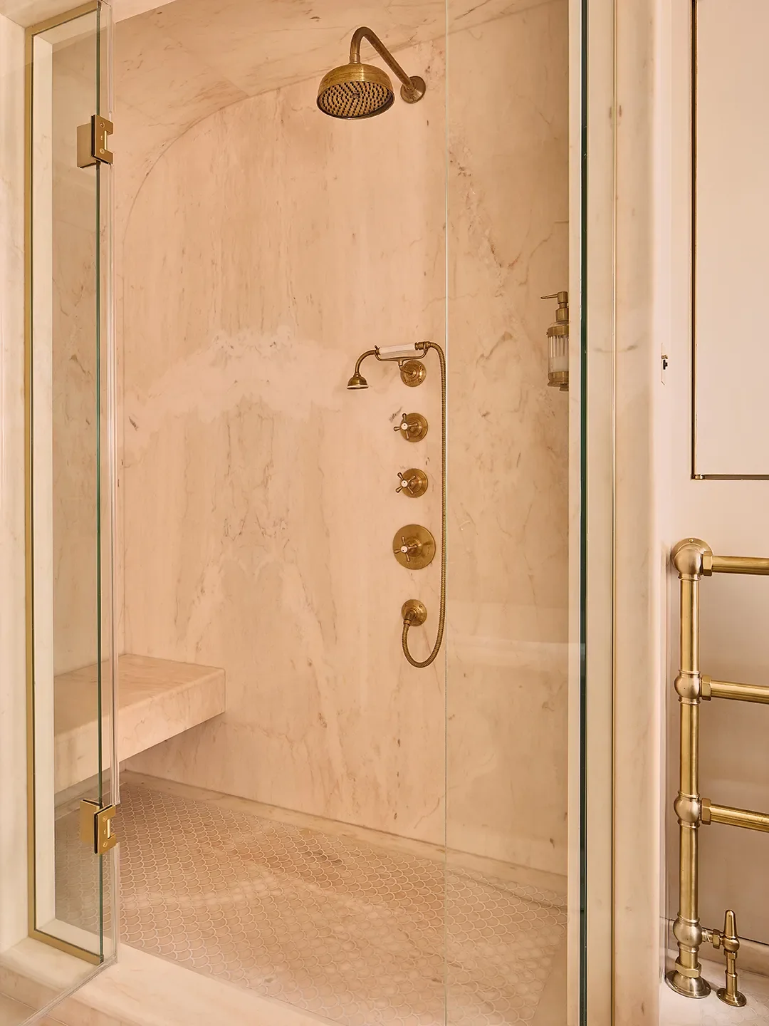 Kate Moss's Pink Bathroom Reno Is Serving Gatsby-Level Glamour and We Can't Look Away