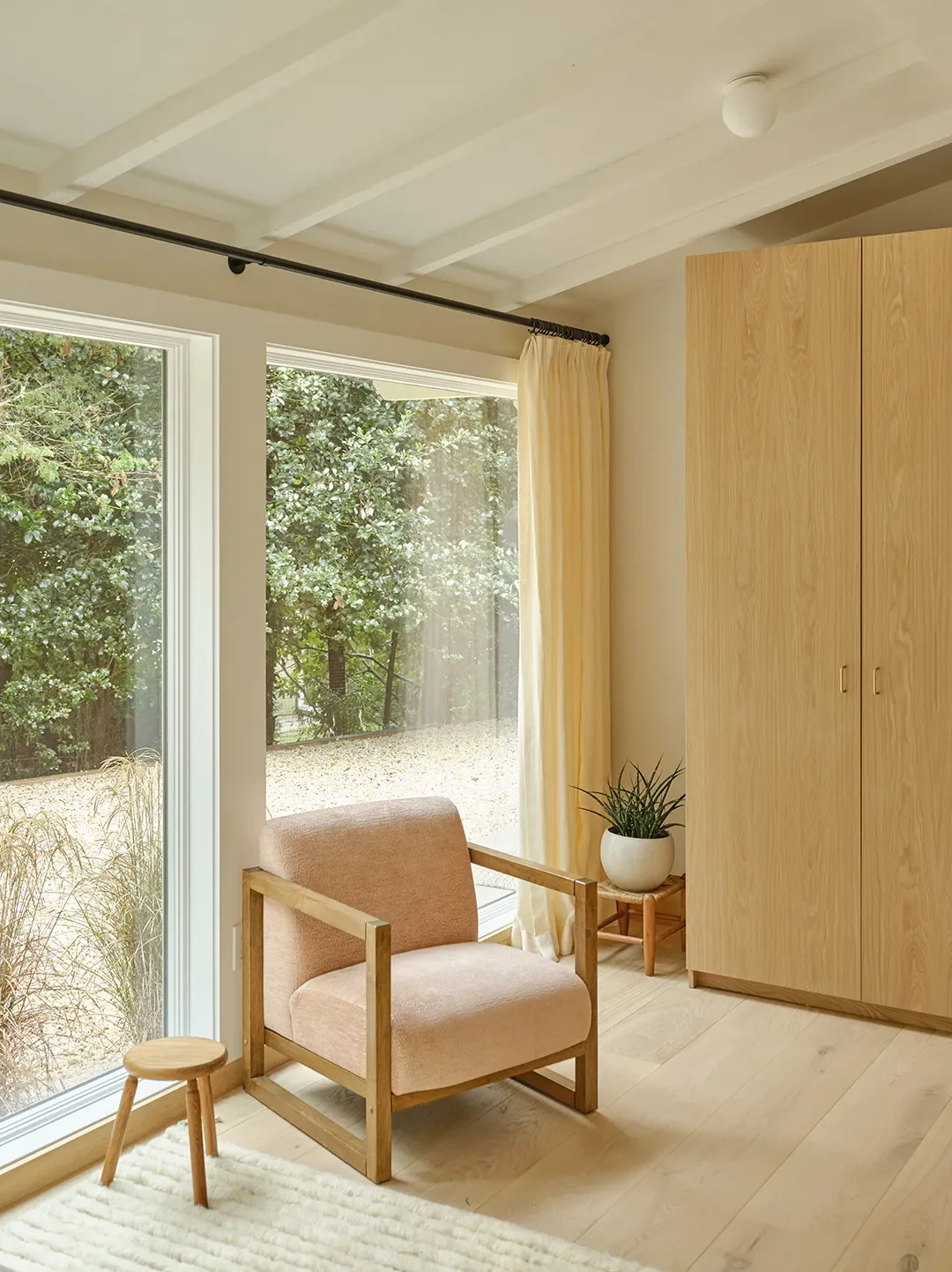 This East Hamptons Home Has Light So Good It Should Have Its Own Agent