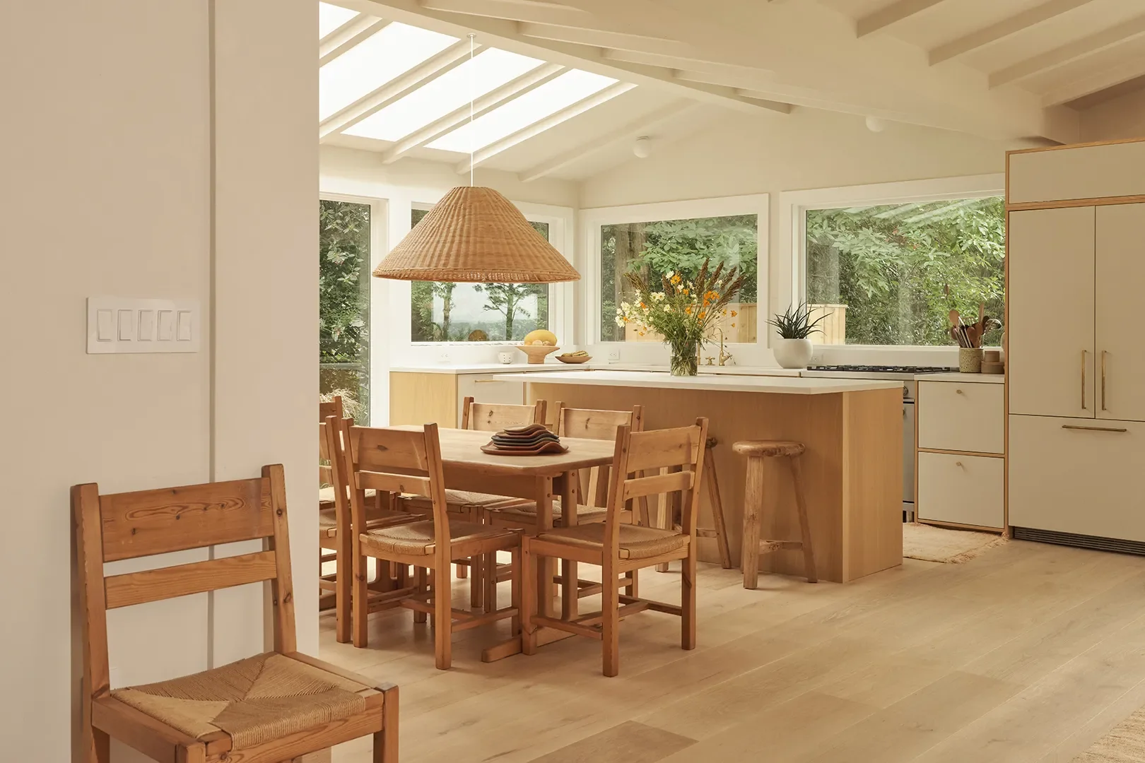 This East Hamptons Home Has Light So Good It Should Have Its Own Agent