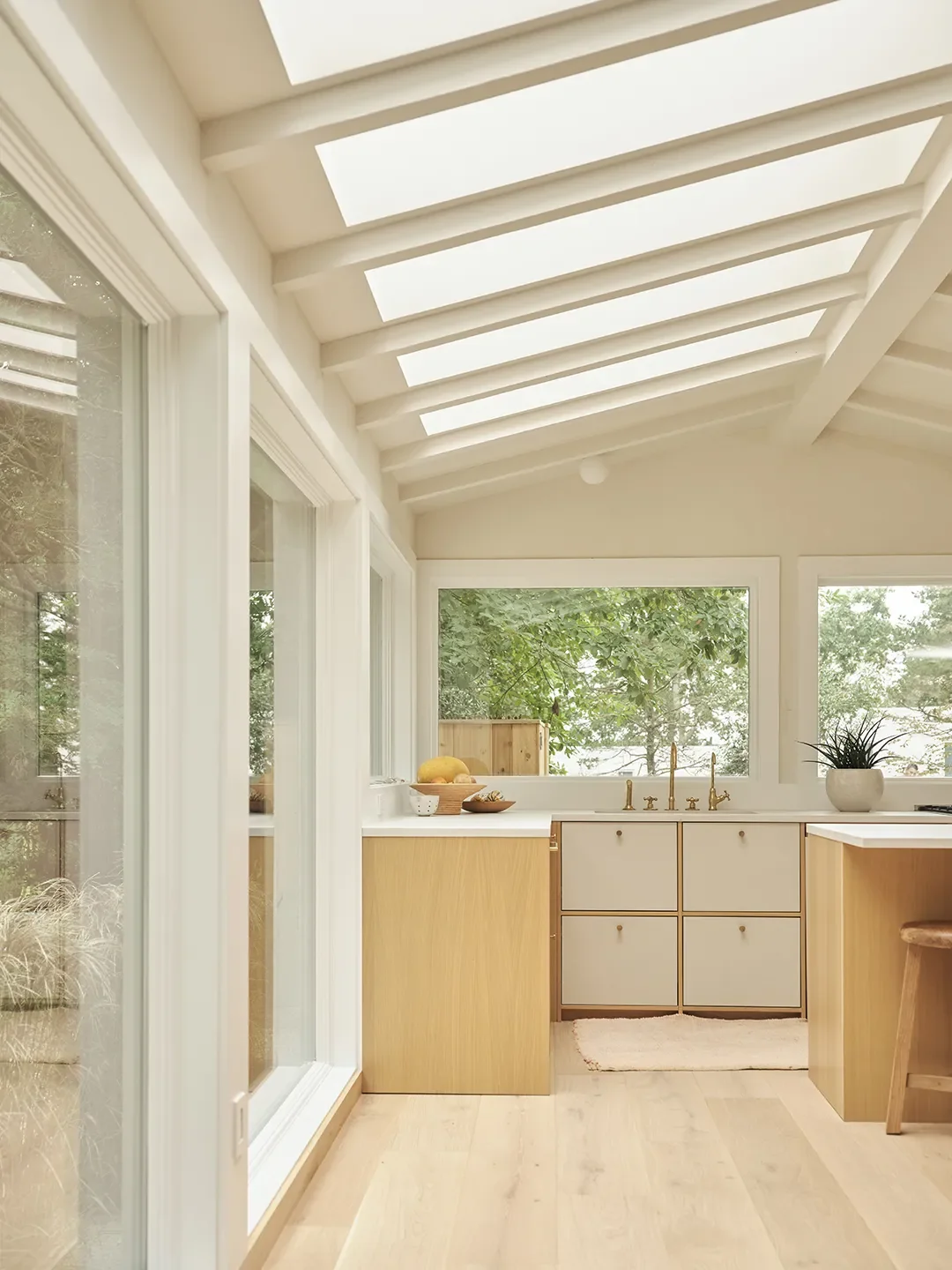 This East Hamptons Home Has Light So Good It Should Have Its Own Agent
