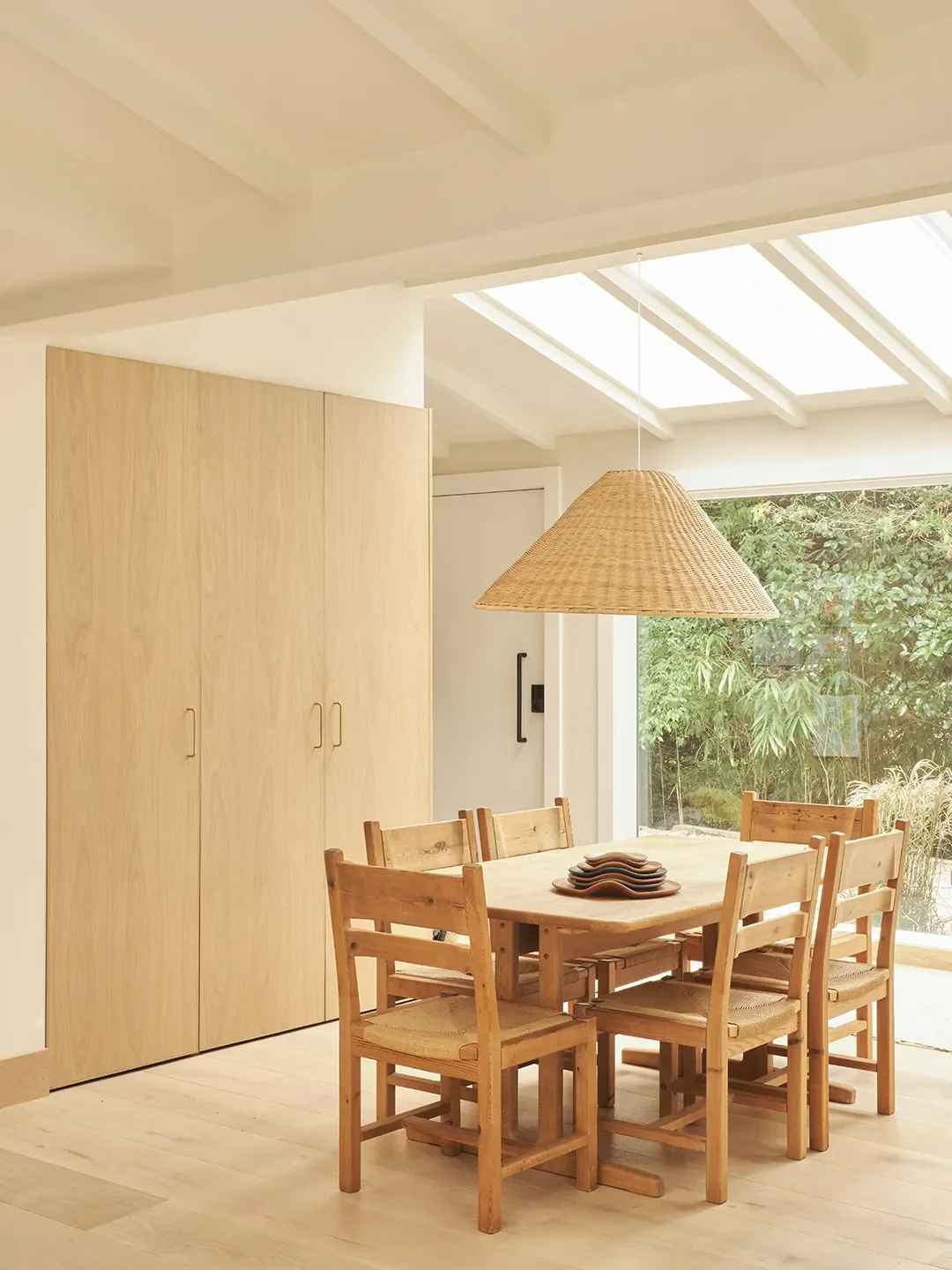 This East Hamptons Home Has Light So Good It Should Have Its Own Agent