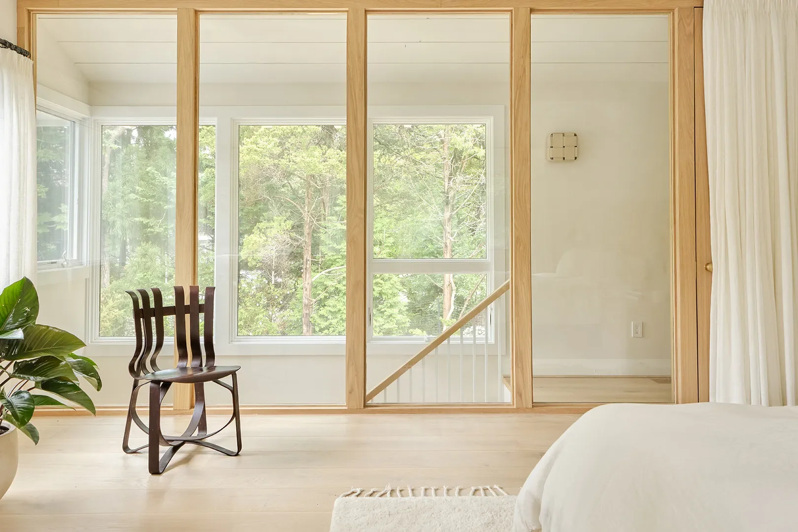This East Hamptons Home Has Light So Good It Should Have Its Own Agent