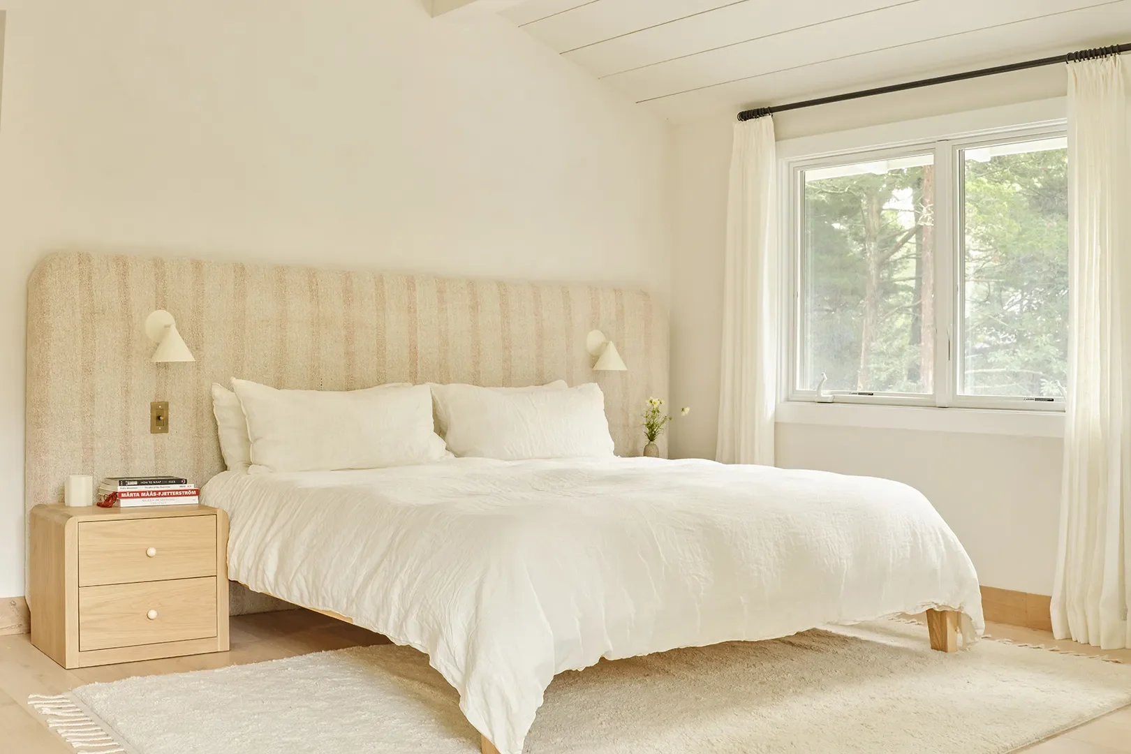 This East Hamptons Home Has Light So Good It Should Have Its Own Agent