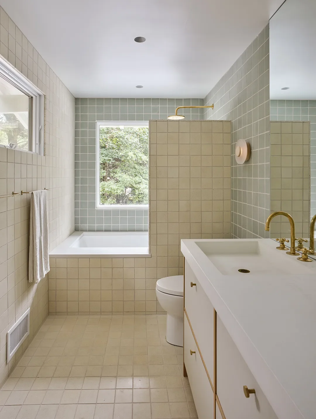 This East Hamptons Home Has Light So Good It Should Have Its Own Agent