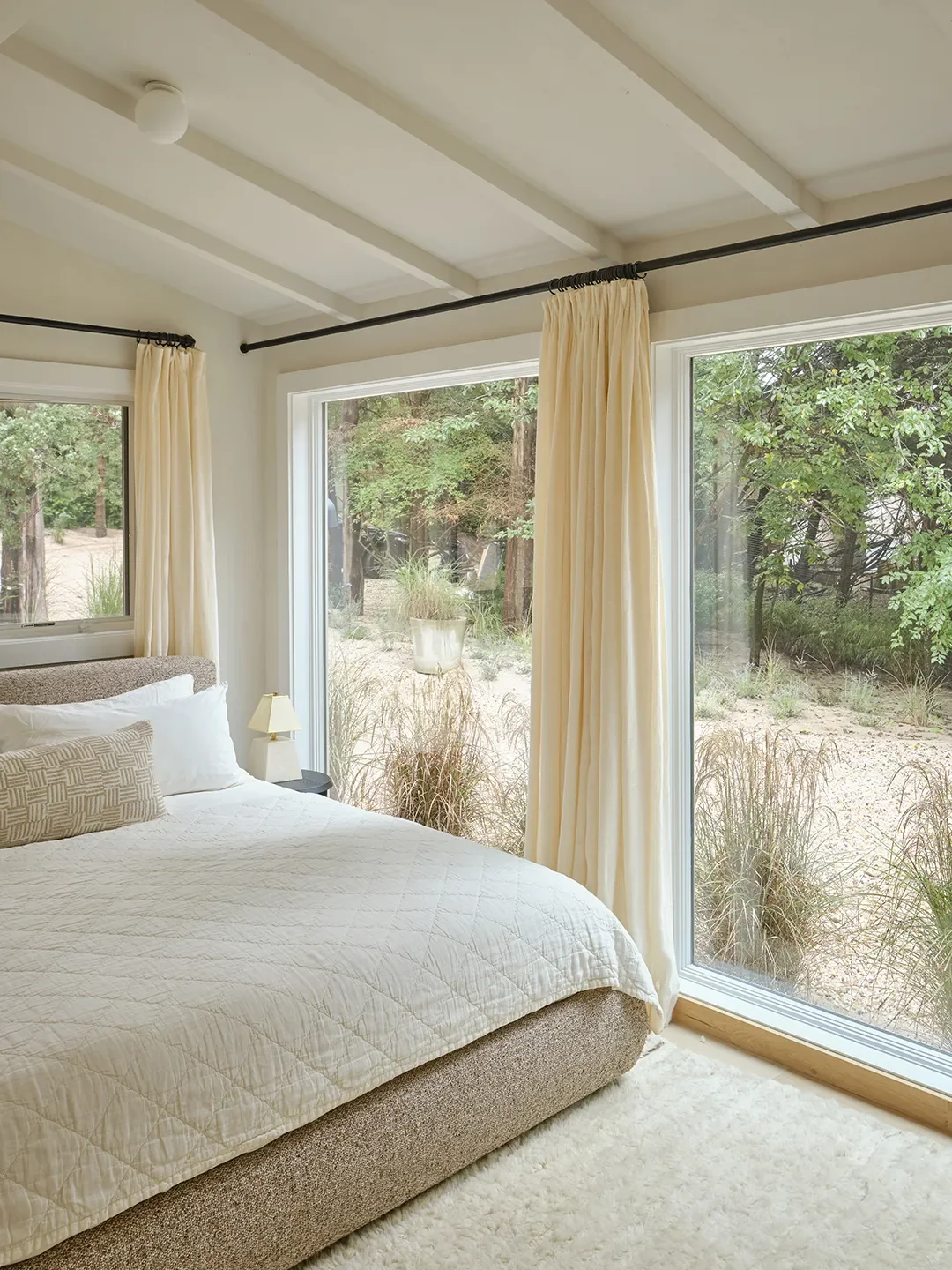 This East Hamptons Home Has Light So Good It Should Have Its Own Agent