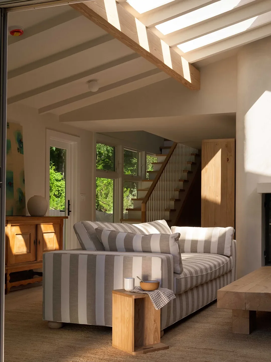 This East Hamptons Home Has Light So Good It Should Have Its Own Agent
