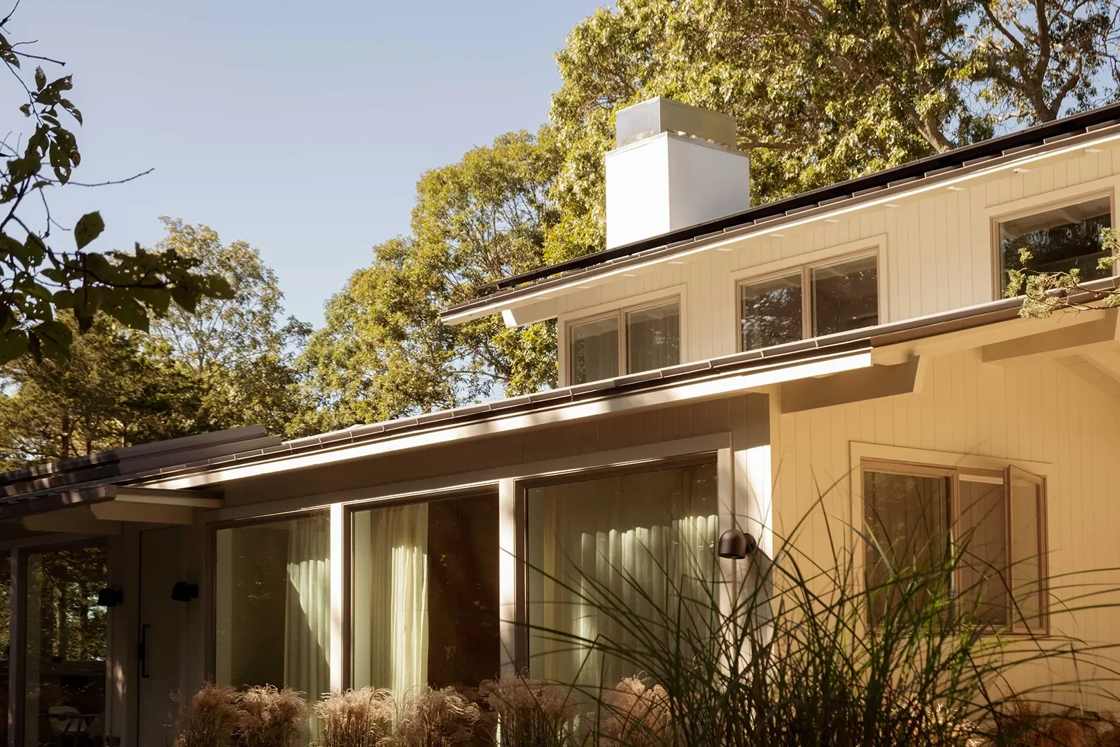 This East Hamptons Home Has Light So Good It Should Have Its Own Agent