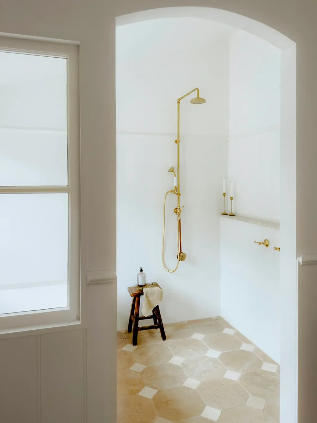 This Aussie Bathroom’s Tongue-and-Groove Paneling Had Us Completely Bamboozled
