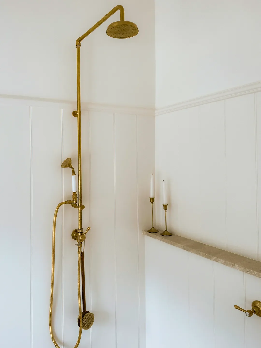 This Aussie Bathroom’s Tongue-and-Groove Paneling Had Us Completely Bamboozled