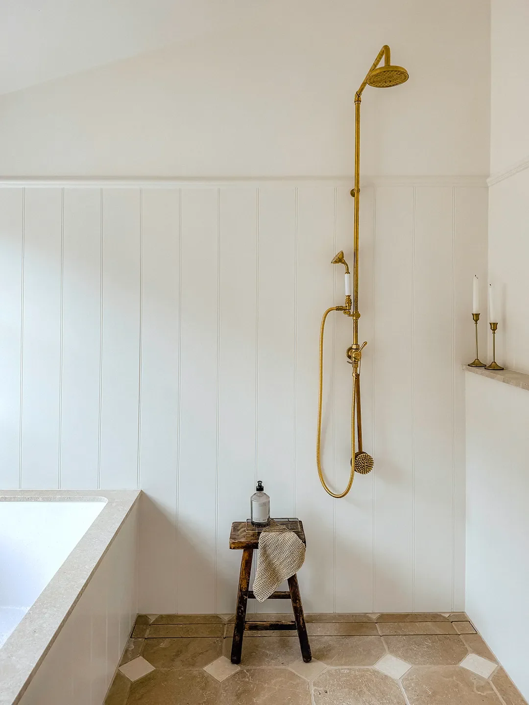 This Aussie Bathroom’s Tongue-and-Groove Paneling Had Us Completely Bamboozled