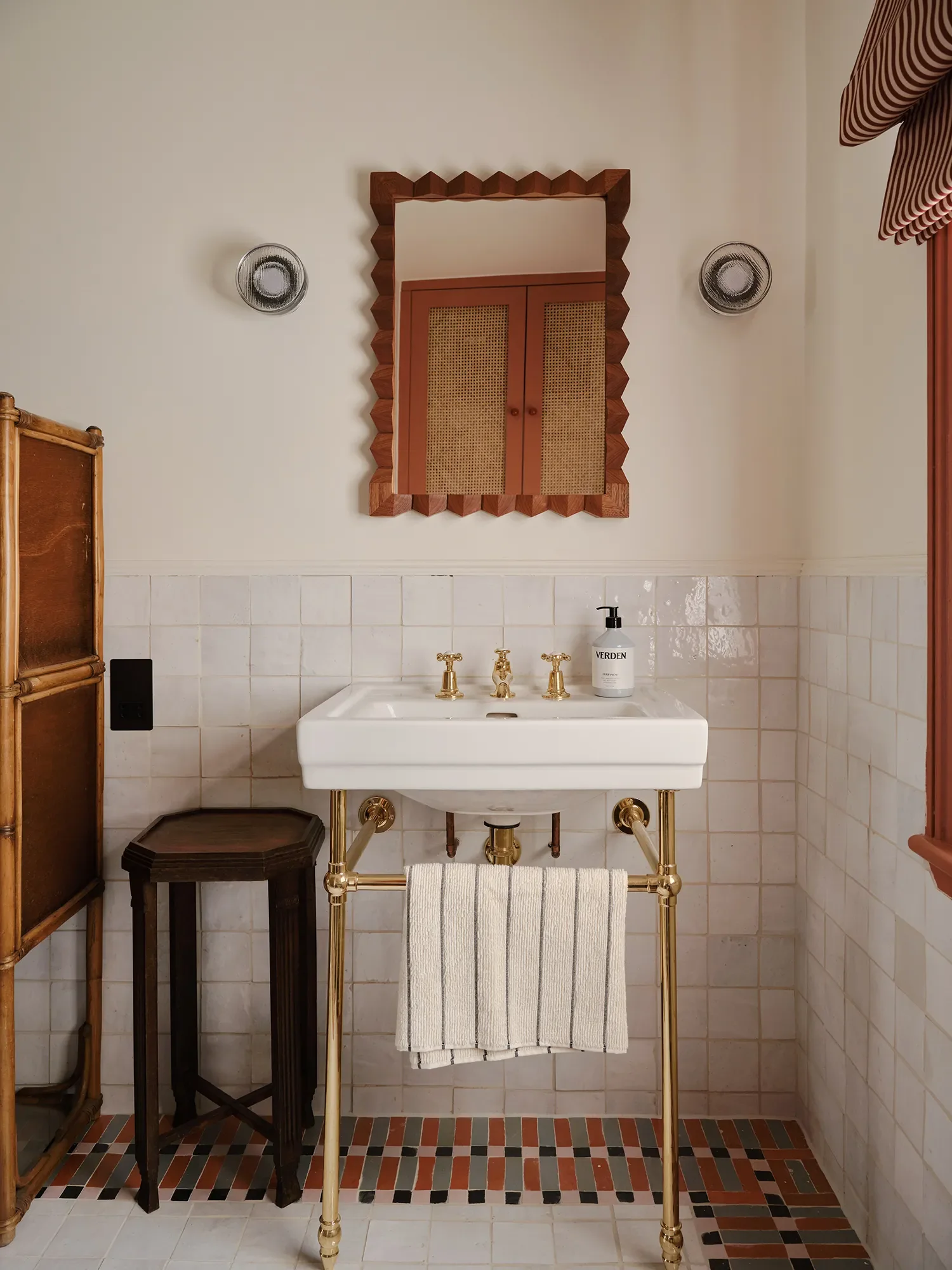 That Old-School Sink Style Everyone's Ghosting Their Modern Sinks For (Again)