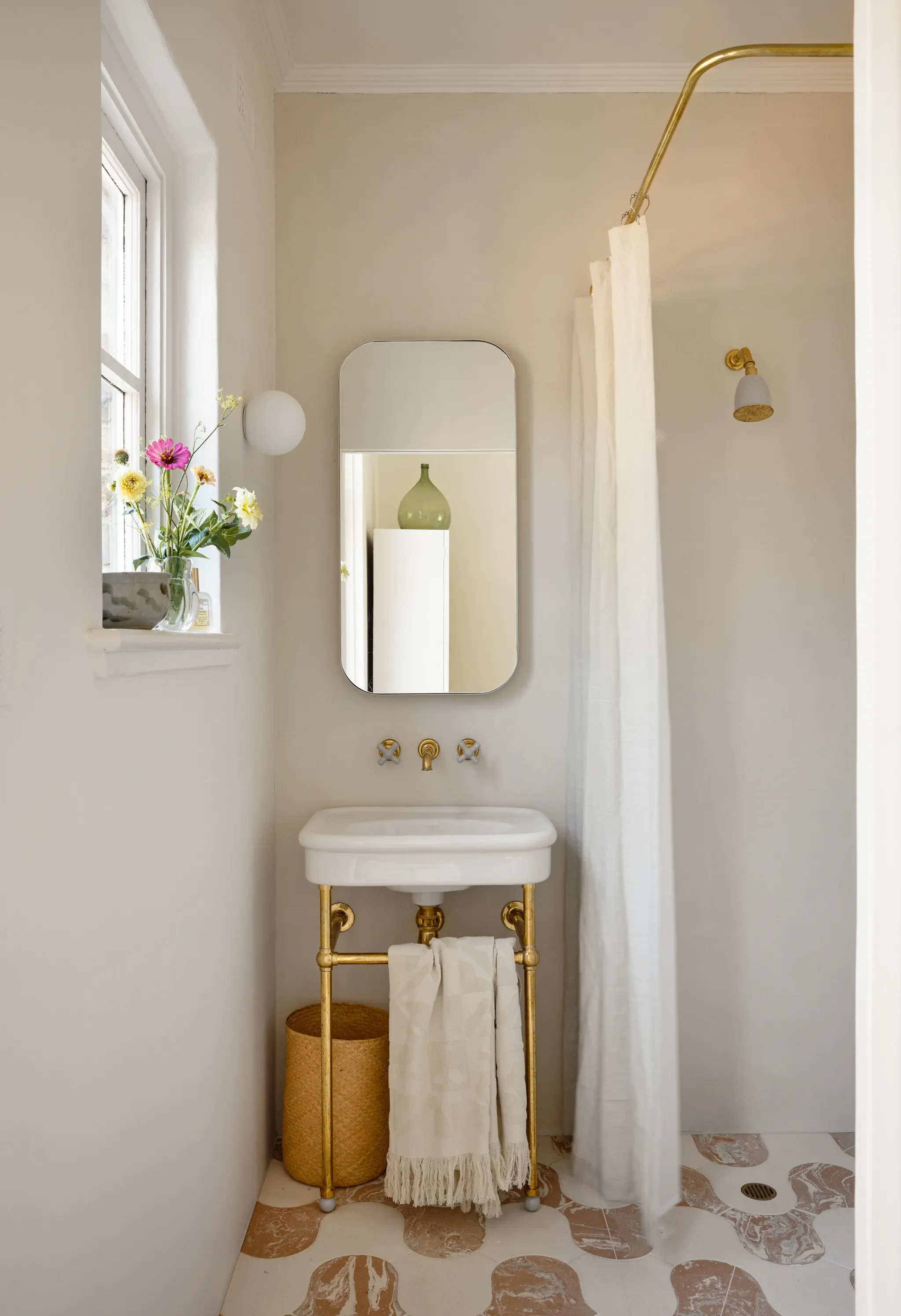 That Old-School Sink Style Everyone's Ghosting Their Modern Sinks For (Again)